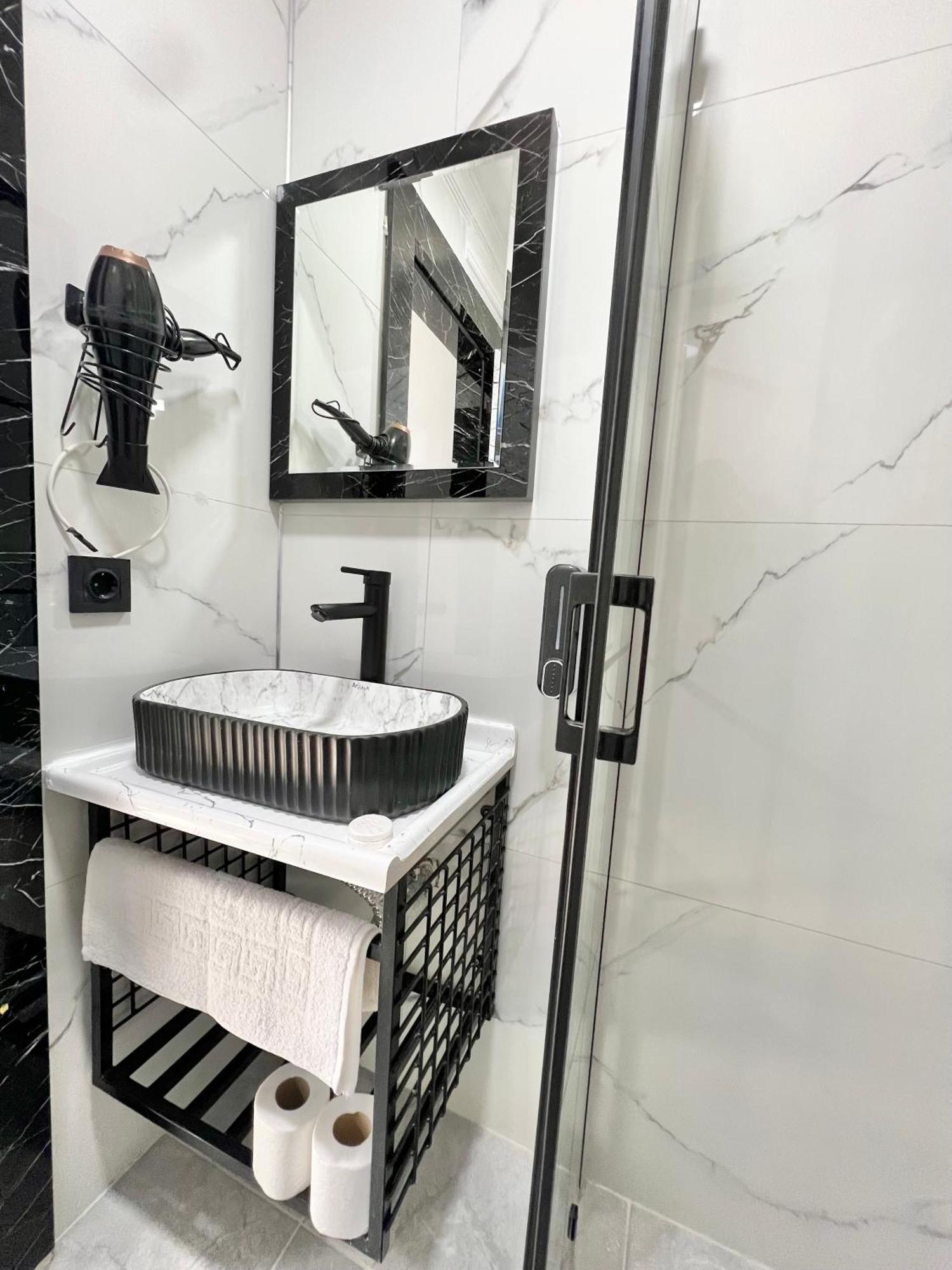 Taksim Larissa Hotel Suites Istanbul Exteriör bild